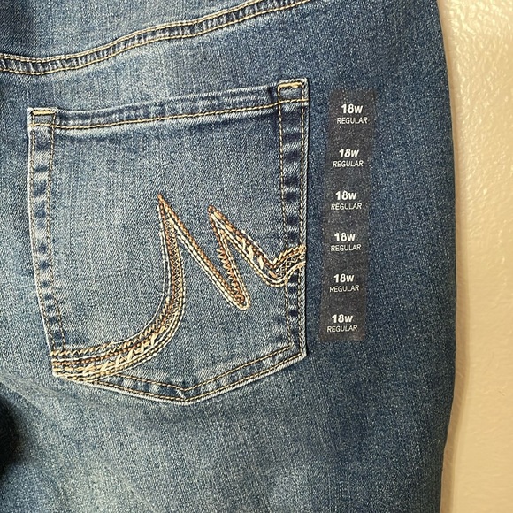 NWOT Maurices Jeans. 18W Reg - Picture 3 of 7